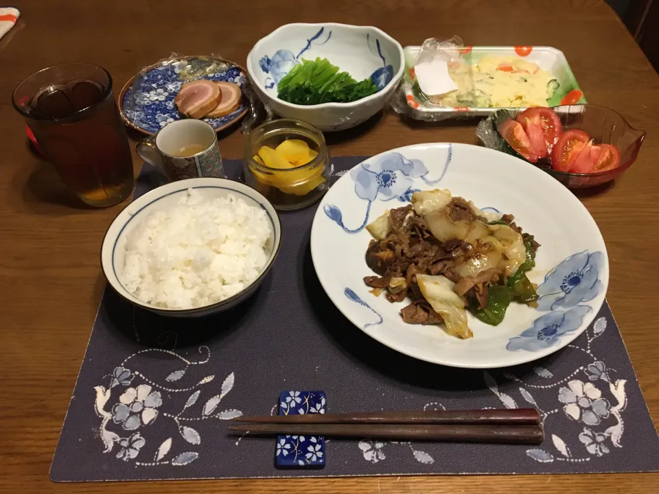 ご飯、回鍋肉、飛騨ほうれん草のお浸し、トマト、ポテトサラダ、沢庵、六条麦茶、りんごジュース寒天(夕飯)|enarinさん