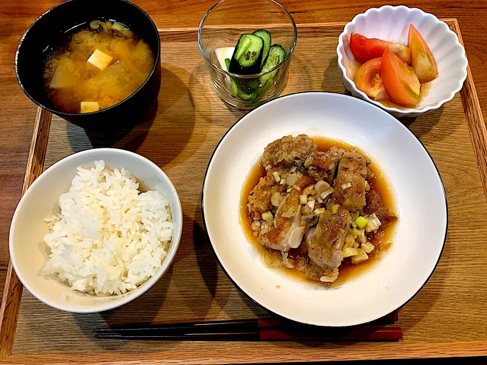 今日の夜ご飯(油淋鶏、きゅうりとカブの浅漬け、塩ダレトマト、根菜味噌汁)|cocomikaさん