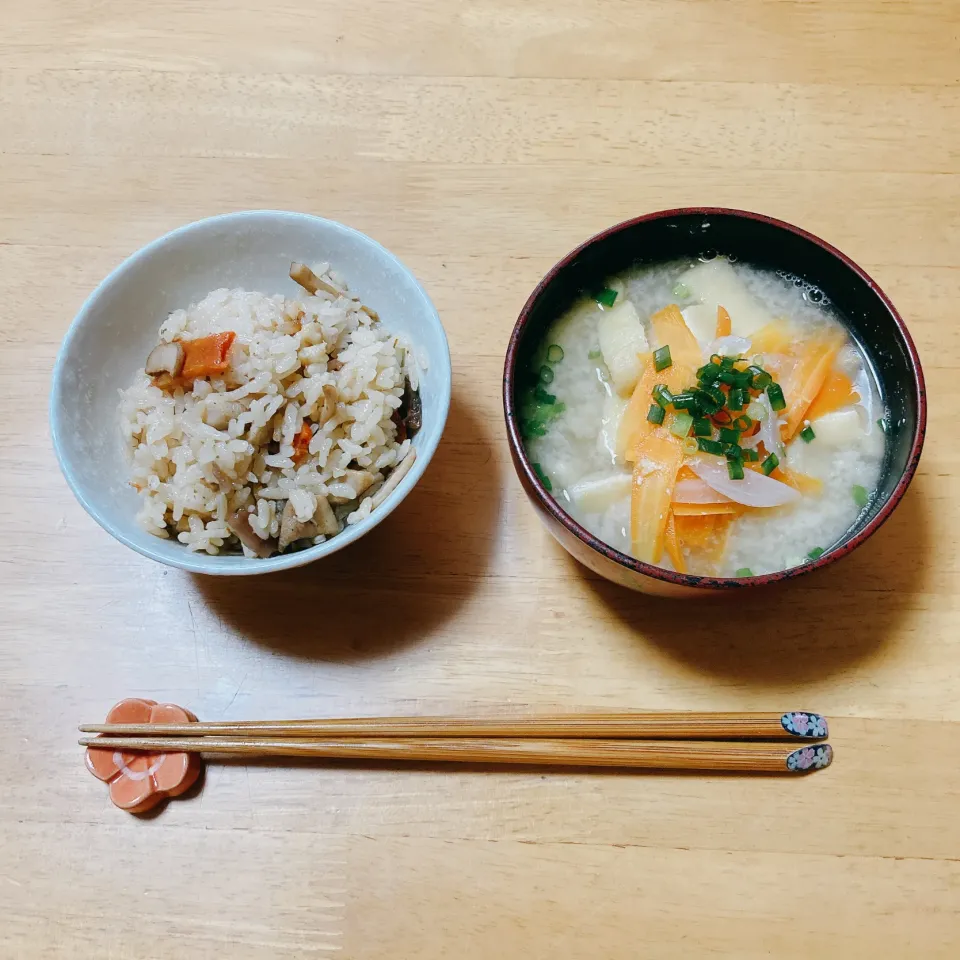 きのこの炊き込みご飯とみそ汁|ちゃみこさん