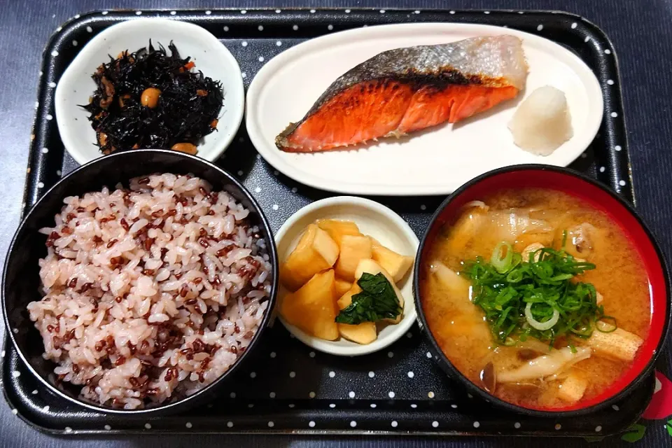 今日の朝ごはん（古代米ごはんに焼鮭（紅鮭）、ひじき煮、野菜とキノコのみそ汁（玉ねぎ・長ねぎ・しめじ）、大根のたまり漬）|Mars＠釜飯作り研究中さん