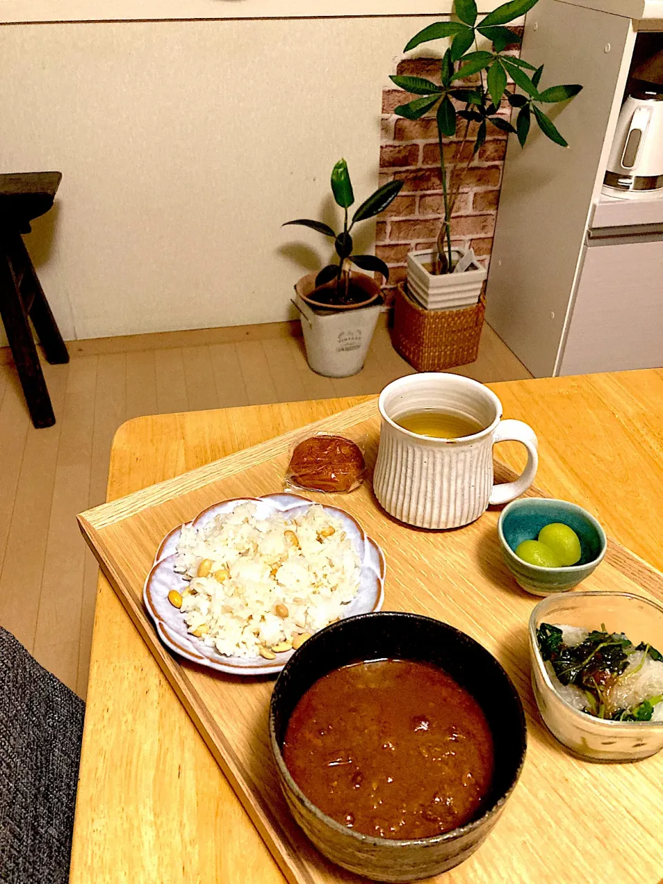 牛すじと大豆ミートのカレー＊大豆ご飯＊海藻とモロヘイヤのサラダ＊シャインマスカット＊戴き物の月餅🥮＊桑の葉とレモングラスのお茶|さくたえさん