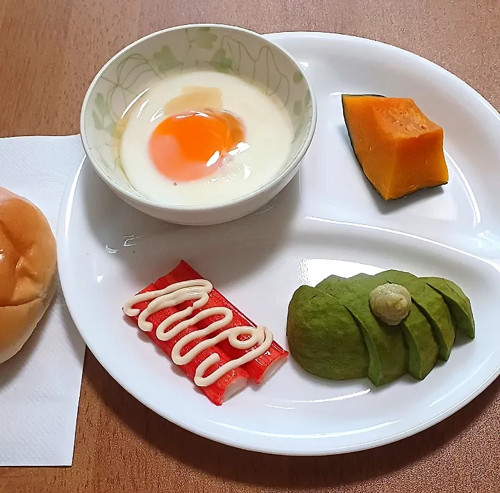 お一人様のお昼ごはん🍴
卵
かぼちゃ
アボカドの刺身
カニカマ
ロールパン|ナナさん