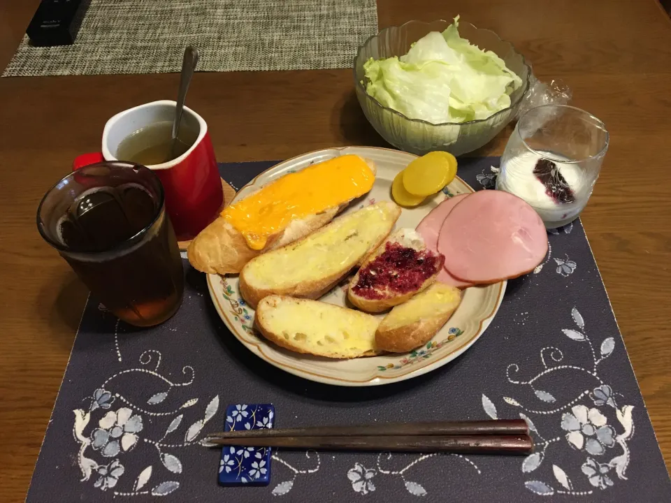 Snapdishの料理写真:サンドイッチ、ガーリックハムトースト、ガーリックトースト、カシスジャムトースト、カシスジャムヨーグルト、沢庵、スープ(昼飯)|enarinさん