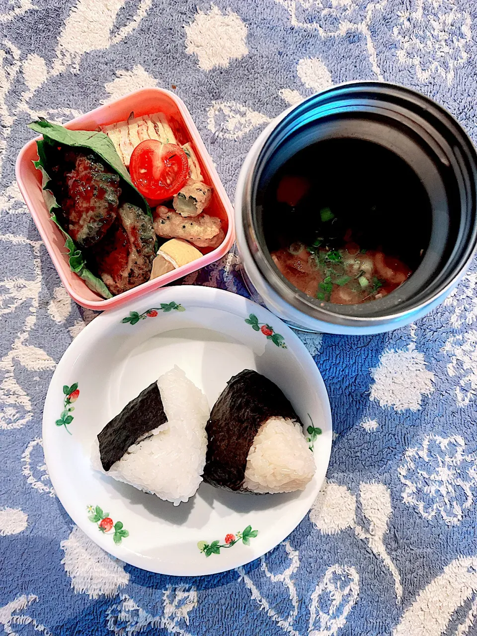 Snapdishの料理写真:おにぎりとゴーヤのお弁当|とぴさん