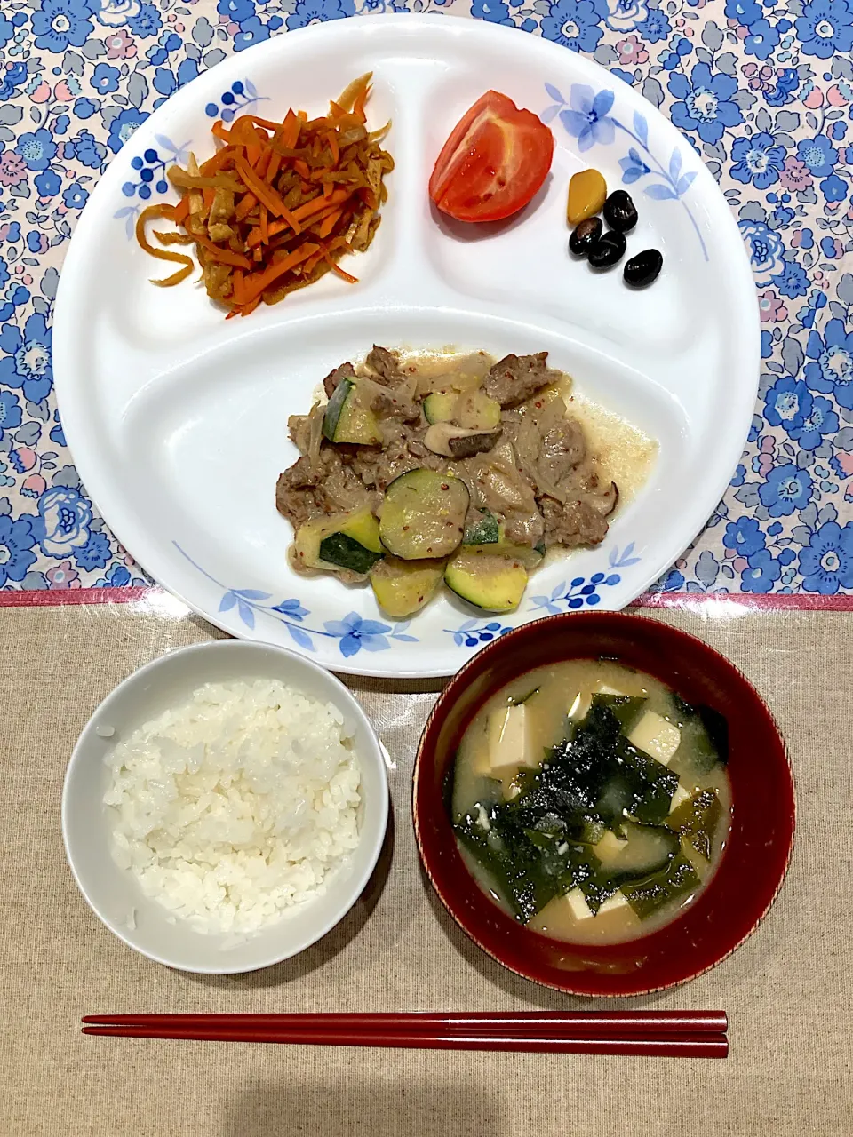 Snapdishの料理写真:牛肉とズッキーニのマスタード炒めと切干大根|おしゃべり献立さん