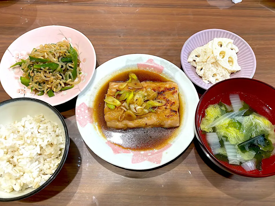 Snapdishの料理写真:カジキのニンニク醤油ステーキ　白菜とわかめの中華スープ　蓮根のマヨポン和え　しらたきとピーマンの甘辛炒め|おさむん17さん