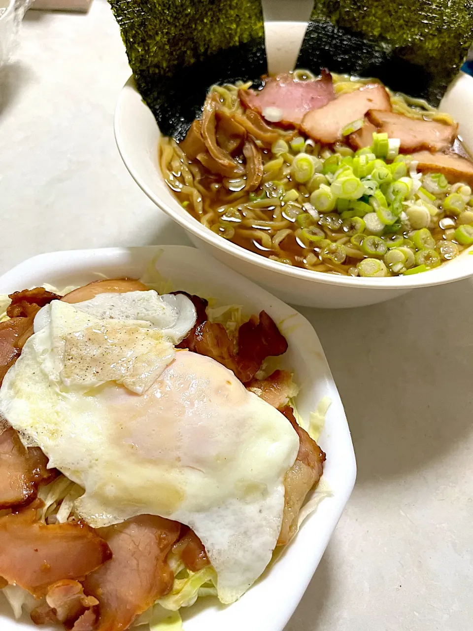 自家製スープの醤油ラーメンと、チャーシュー丼🍜|ささるみさん