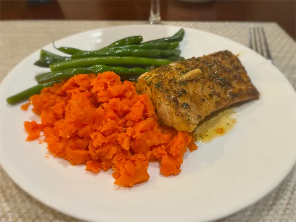 Blackened mahi-mahi with carrots and green beans|Laki Maikaʻiさん