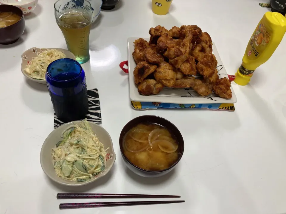 Snapdishの料理写真:晩御飯☆唐揚げ☆春雨サラダ☆みそ汁（キャベツ・じゃが芋・玉葱）|Saharaさん