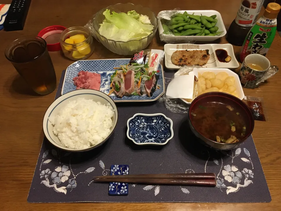 ご飯、鮪のたたき、鰹のたたき、網焼きじゃこ天、にんにく天、枝豆、レタス、味噌汁(夕飯)|enarinさん