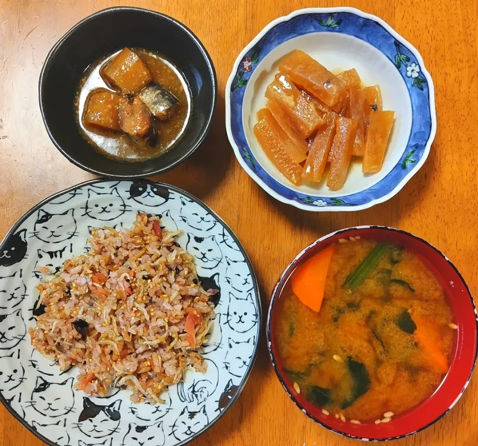 2023 0913　しらす梅炒飯　鰯の生姜煮　大根の甘酢煮　にんじんとほうれん草のお味噌汁|いもこ。さん