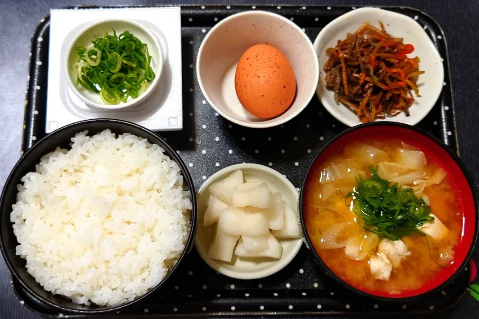 今日の朝ごはん（新潟県魚沼産こしひかりに、きんぴらごぼう、生卵、納豆、ふぐのみそ汁、ゆず大根の漬物）|Mars＠釜飯作り研究中さん