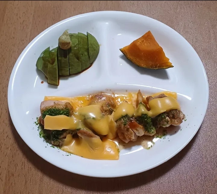 鶏モモ肉のお好みソース焼きチーズのせ
かぼちゃ
アボカドの刺身
ご飯🍚|ナナさん