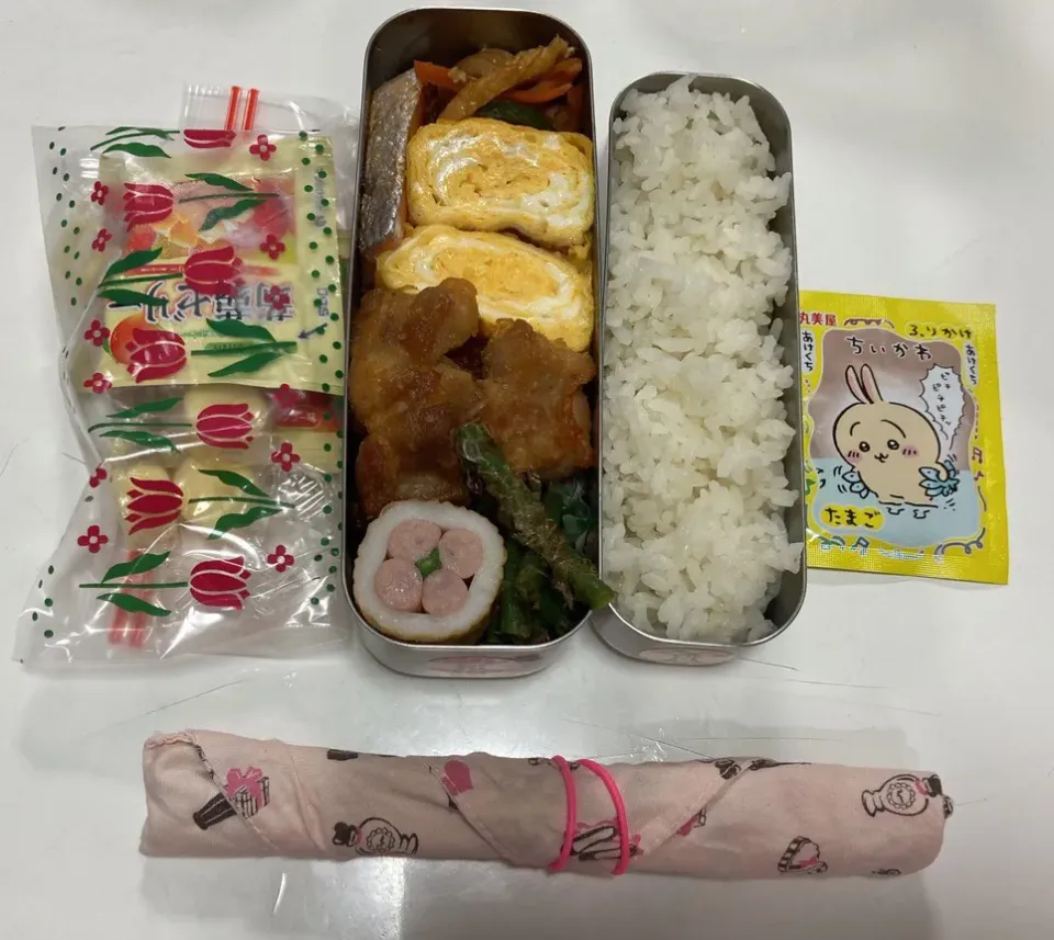 Snapdishの料理写真:JS弁当。☆唐揚げ☆☆卵焼き☆鮭☆花ちくわ☆きんぴら（人参・ピーマン・ちくわ）☆いんげんのおかか和え☆蒟蒻ゼリーとベビーチーズ。ふりかけ入れたら梅干しも。と言われて追加で梅干し突っ込んで終わり|Saharaさん