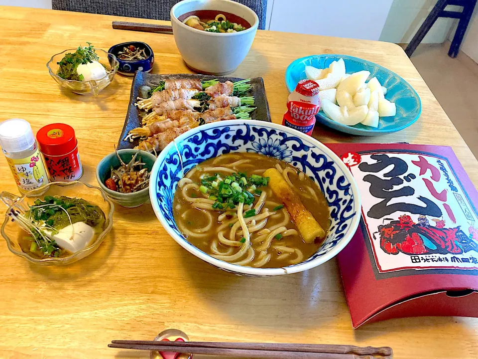 戴き物の讃岐カレーうどん、野菜の肉巻き(とうみょとエノキ)、メカブ奴、ナッツ入り田作り、二十世紀梨、Yakult100|さくたえさん