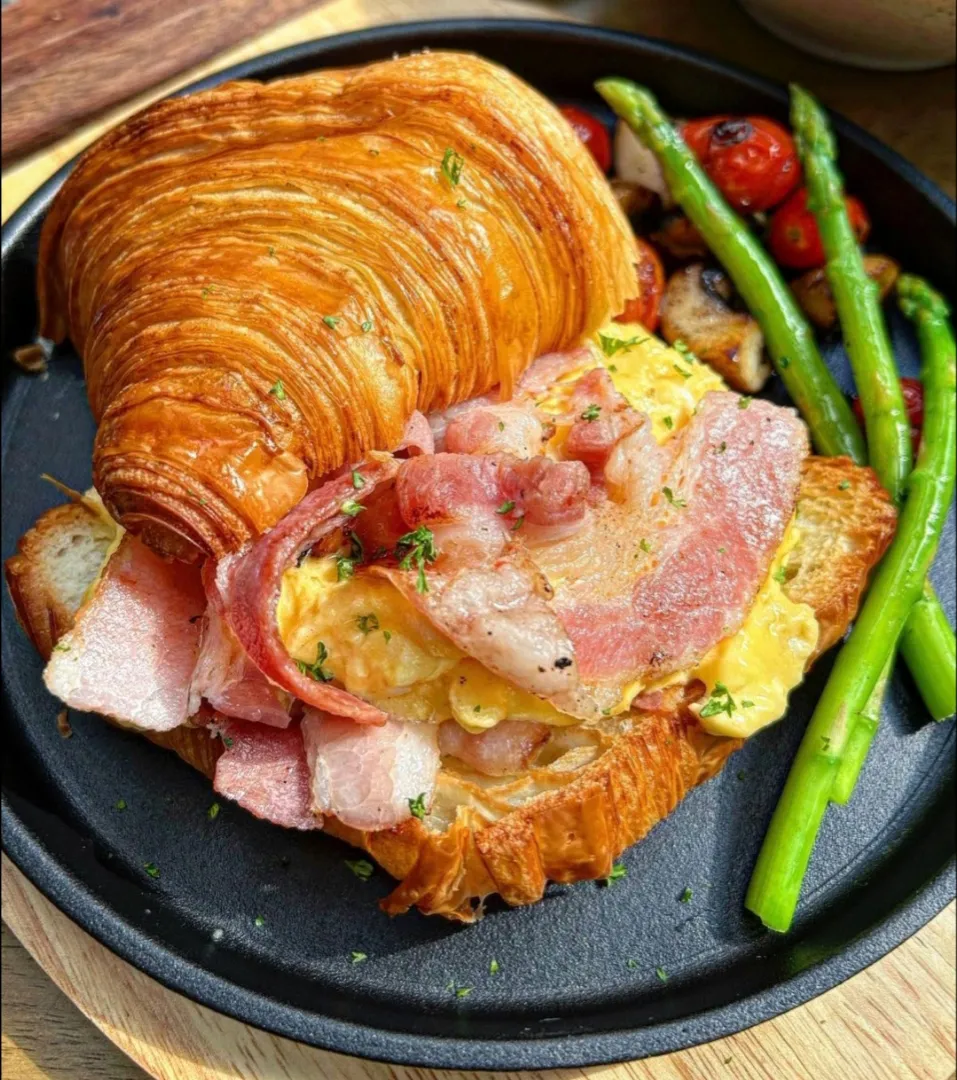 TGIF w/ Bacon Scrambled Egg Croissant 🥓🥚🥐🤤
...
...
Mmmm... What A Tasty Brunch! 🥰🫶🏻|An'leeさん