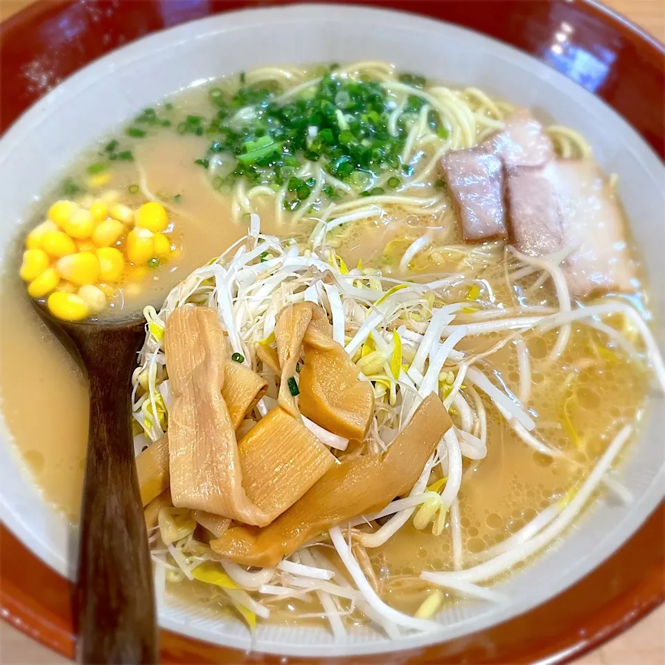 宮崎でラーメン。コーンが載ってんのがオモロい。|Yas Nakさん