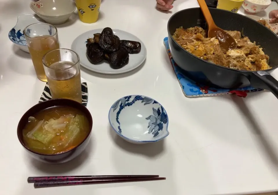 アルモンデ晩御飯☆カツとじ☆椎茸のバターポン酢☆みそ汁（キャベツ・人参）|Saharaさん