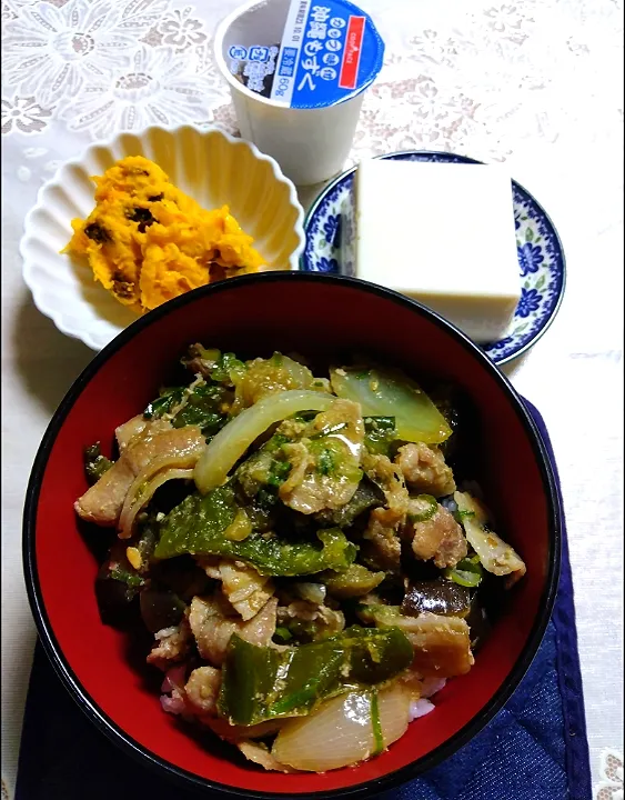 夜ご飯!
豚野菜甘味噌󠄀煮丼、🎃サラダ、冷奴、もずく酢|m.rafuさん