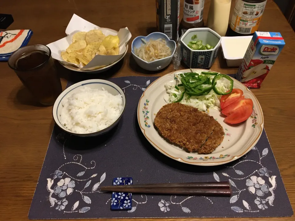 ご飯、メンチカツ、薄切りジャガイモの素揚げ、サラダ、もやしのお浸し、大山豆腐、Doleアップル100%(夕飯)|enarinさん