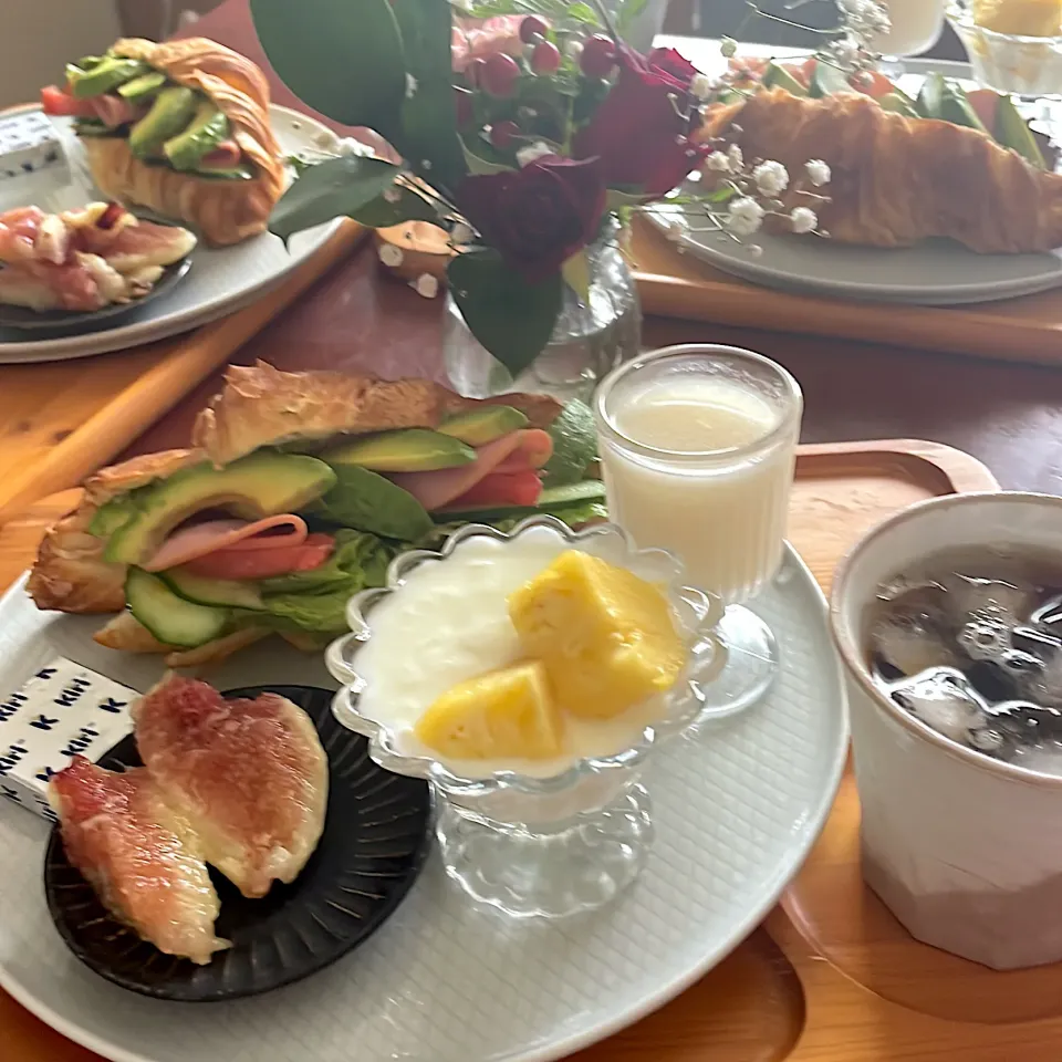 クロワッサンサンドで朝ごはん🥐|mokoさん