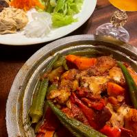 チキンタジンとフムスセット（ピタパンつき）とトルコのビール