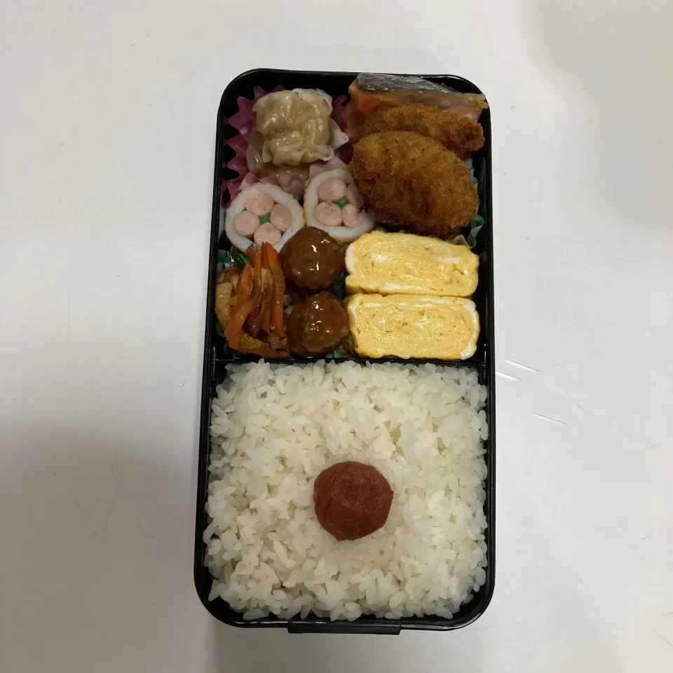 部活弁当☆焼売☆花ちくわ☆のり塩チキン☆鮭☆卵焼き☆ミートボール☆きんぴら（ピーマン・人参・ちくわ）|Saharaさん