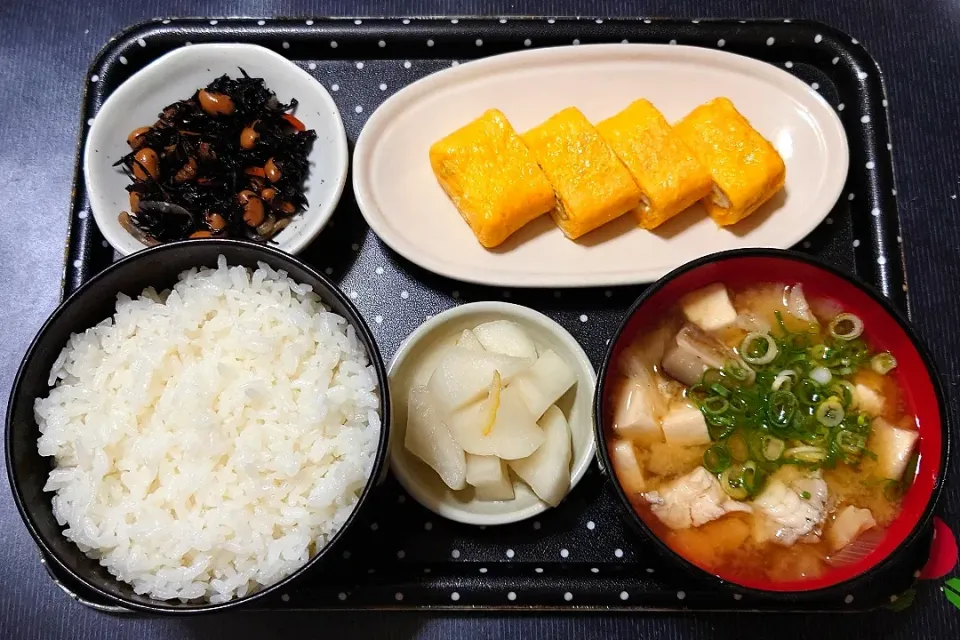 今日の朝ごはん（ごはんは新潟県魚沼産こしひかりに玉子焼き、ひじき煮、ふぐのみそ汁、ゆず大根の漬物）|Mars＠釜飯作り研究中さん