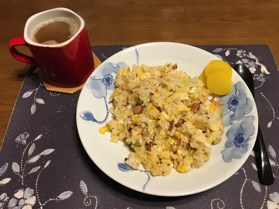 Snapdishの料理写真:炒飯、沢庵、ホットコーヒー(朝ご飯)|enarinさん