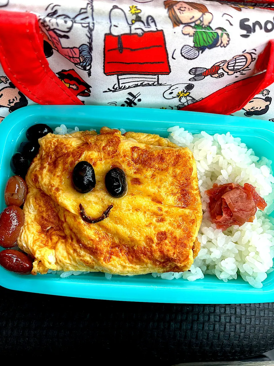 Snapdishの料理写真:#昼飯　黒豆昆布の笑顔チーズオムレツと黒豆3個茶豆3個と梅乗せカカシ米白米子持ち昆布挟み下段カカシ米ワカメ混ぜご飯弁当　#いっただっきまーす|ms903さん