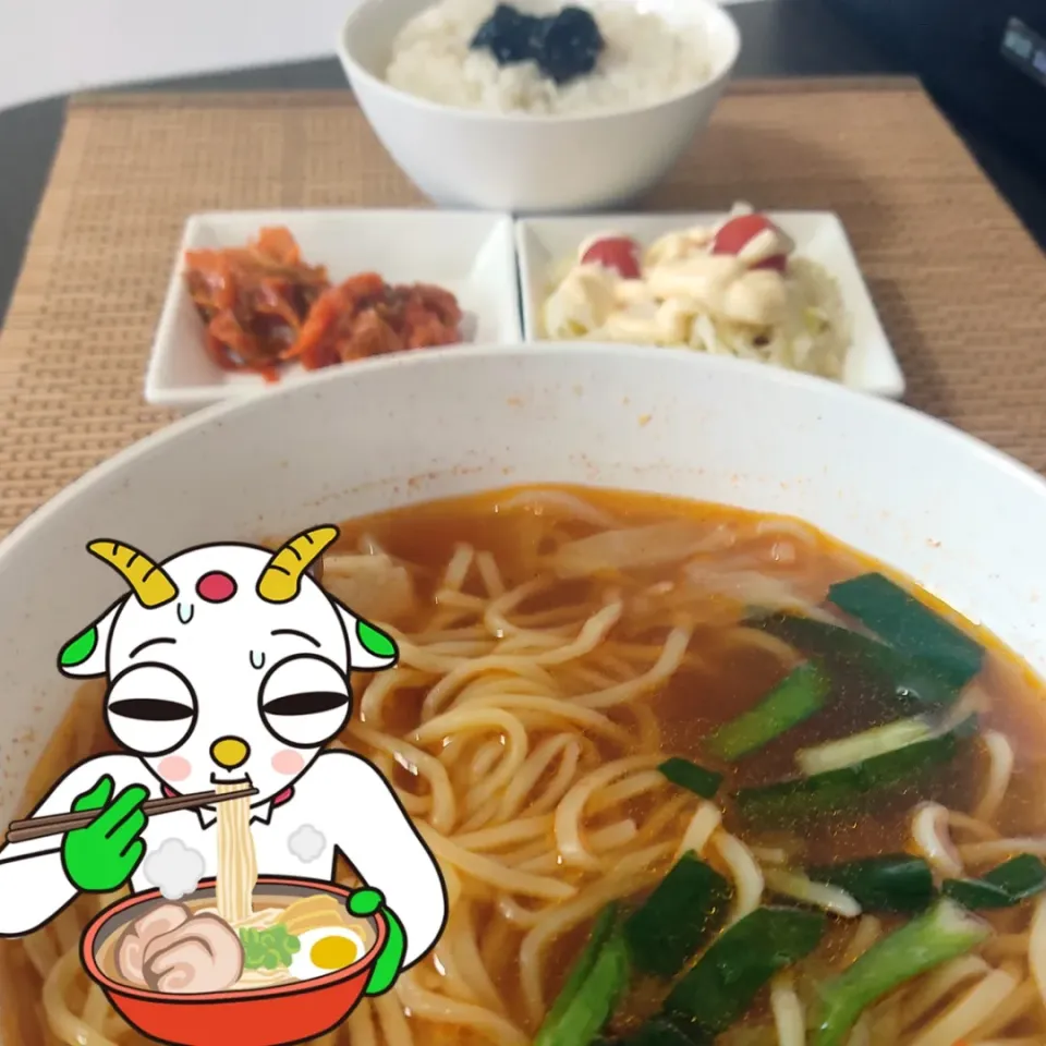 Snapdishの料理写真:初めて食べる冷凍麻辣火鍋ラーメン|Rピージャーさん