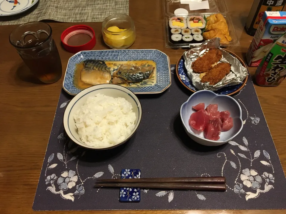 ご飯、鯖の味噌煮、カニクリームコロッケ、生めばちまぐろのぶつ切り、巻き物と稲荷寿司、沢庵、Doleアップル100%(夕飯)|enarinさん