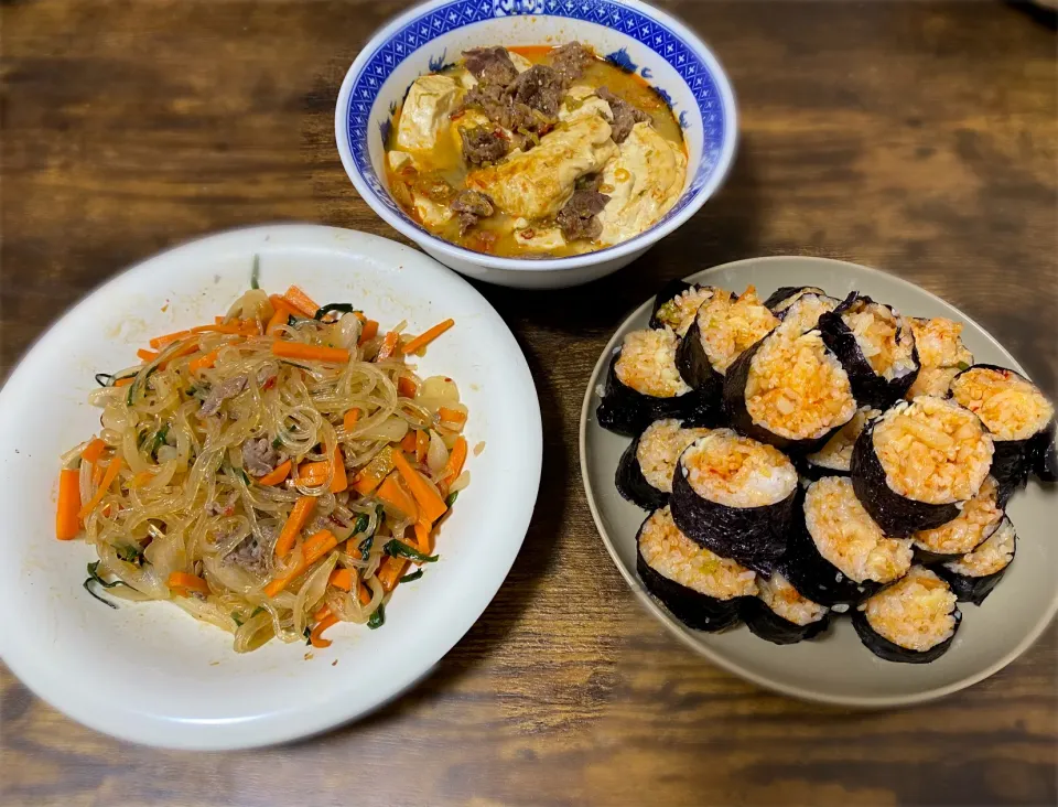 Snapdishの料理写真:牛肉と豆腐の辛味噌煮込み　チャプチェ　キムチチーズキンパ|谷崎夢大さん