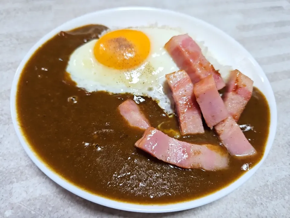 Snapdishの料理写真:ベーコンエッグカレー🍛|啓さん