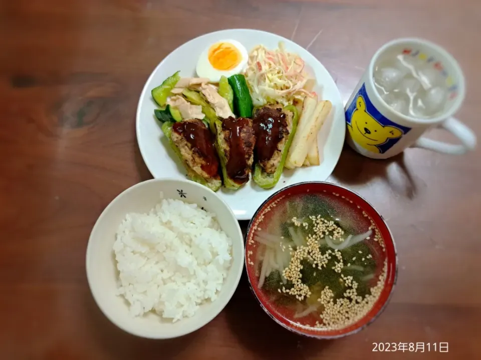 Snapdishの料理写真:2023年8月11日の晩ご飯
ピーマン肉詰め
きゅうりと茹で鶏の中華漬け
キャベツとカニかまのマヨポン酢和え
わかめともやしのスープ
焼酎水割り|ソラ♂のご飯さん