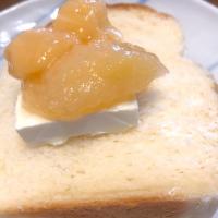 まるごと果実白桃🍑ジャム✖️クリチーなデザートパン