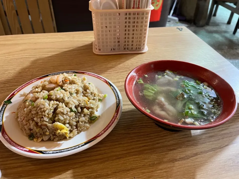 台湾🇹🇼の台北でふらっと入ったお店で炒飯とスープ　このスープは名前がわからない
でも美味しかったですよ|Mikoshiba Kazutoshiさん