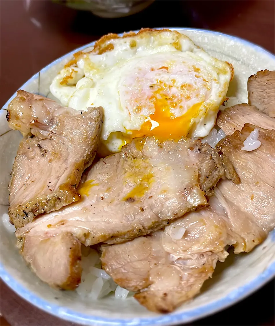 Snapdishの料理写真:朝チャーシュー丼|HALさん