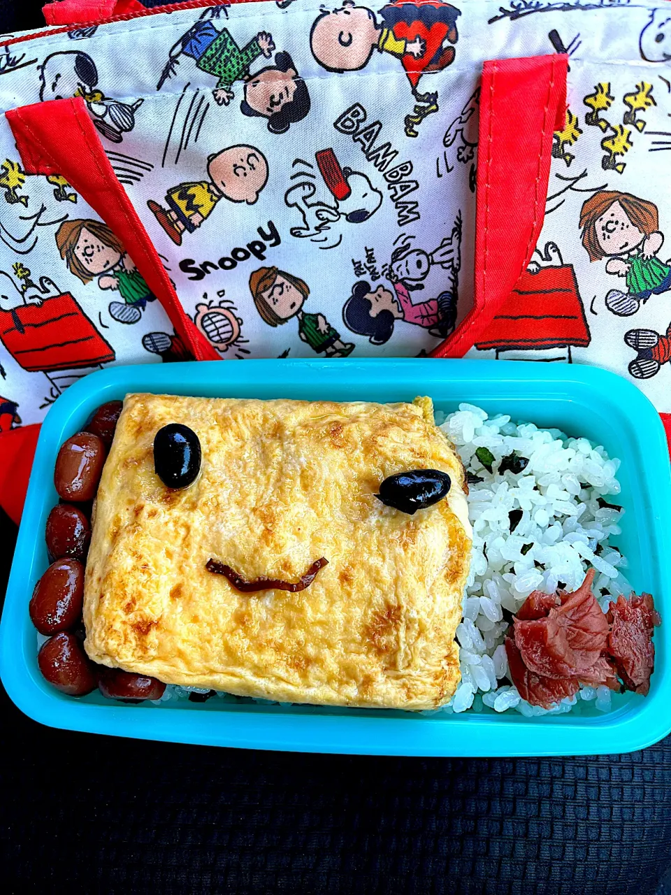 Snapdishの料理写真:#昼飯　黒豆昆布の笑顔チーズオムレツと茶豆7個と梅乗せカカシ米ワカメ混ぜご飯半分子持ち昆布半分シーチキン挟み弁当|ms903さん