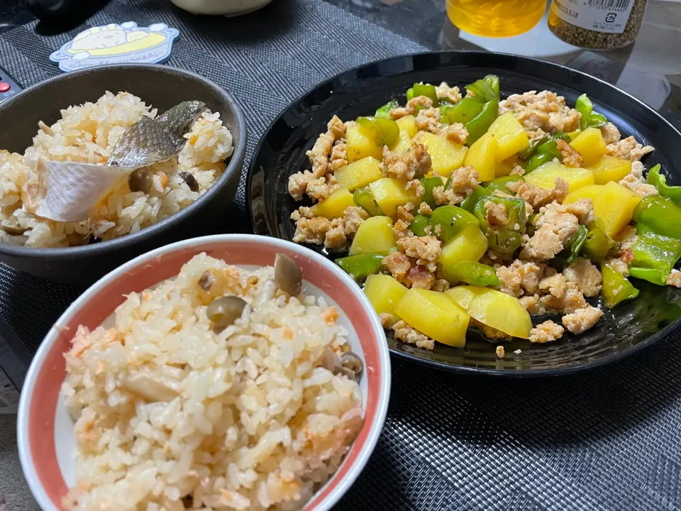 [鮭とキノコのバター醤油炊き込みご飯]と[じゃがいもとピーマンの鶏そぼろ炒め]|陽 香さん