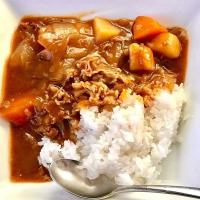 赤缶カレーと豚汁で昼ごはん