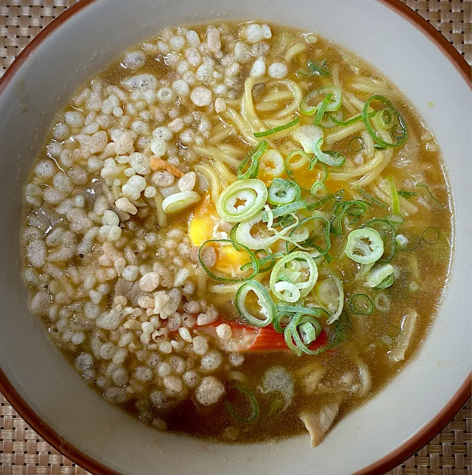 豚骨醤油ラーメン🍜|すくらんぶるえっぐさん