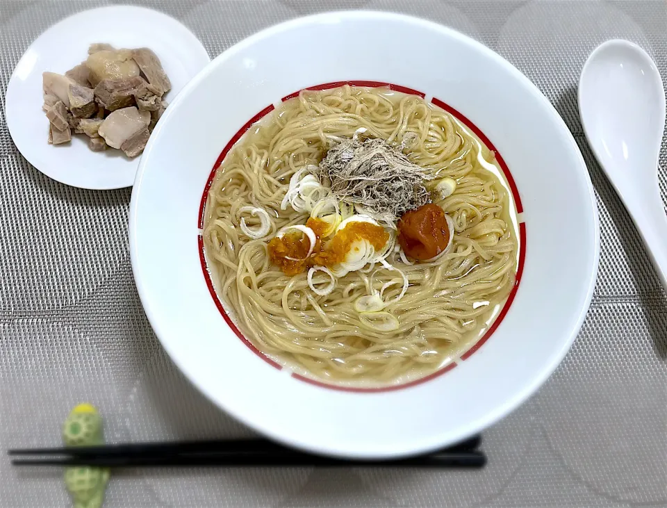 Snapdishの料理写真:塩豚スープの柚子塩&梅ラーメン　塩豚は別皿！|morimi32さん