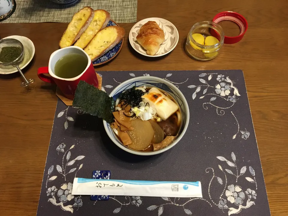 特製うどん、ガーリックトースト、クロワッサン、沢庵、お茶(昼飯)|enarinさん