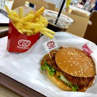 丸ごと!!カニバーガー スイートチリソース
ポテトフライ
アイスコーヒー