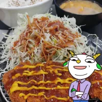 Snapdishの料理写真:ロースかつ定食を食べながら|Rピージャーさん