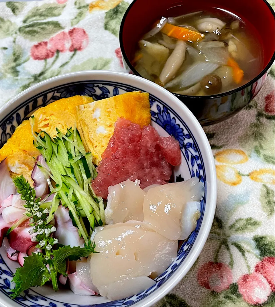 Snapdishの料理写真:簡単海鮮丼と冬瓜のスープ|つるひめさん