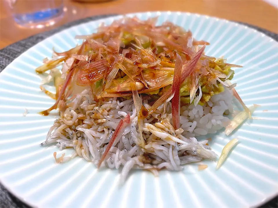 Snapdishの料理写真:アボカドしらすサラダご飯🥑|AK@Night Cookerさん