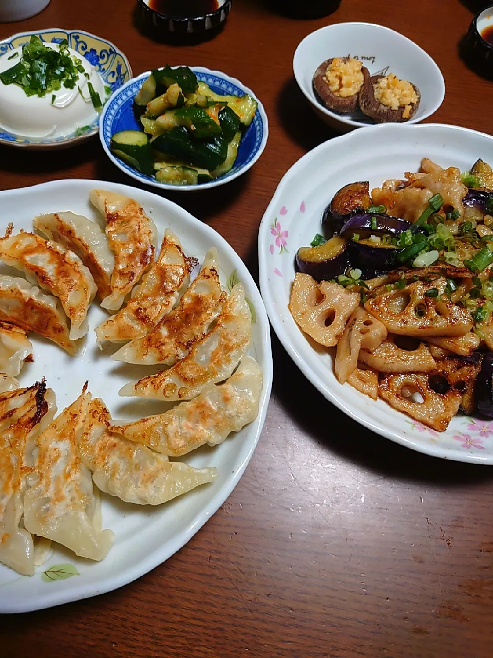 餃子
レンコンと茄子の甘酢炒め
しいたけにんにくオリーブ焼き
きゅうり中華和え
冷奴|ぱやさん