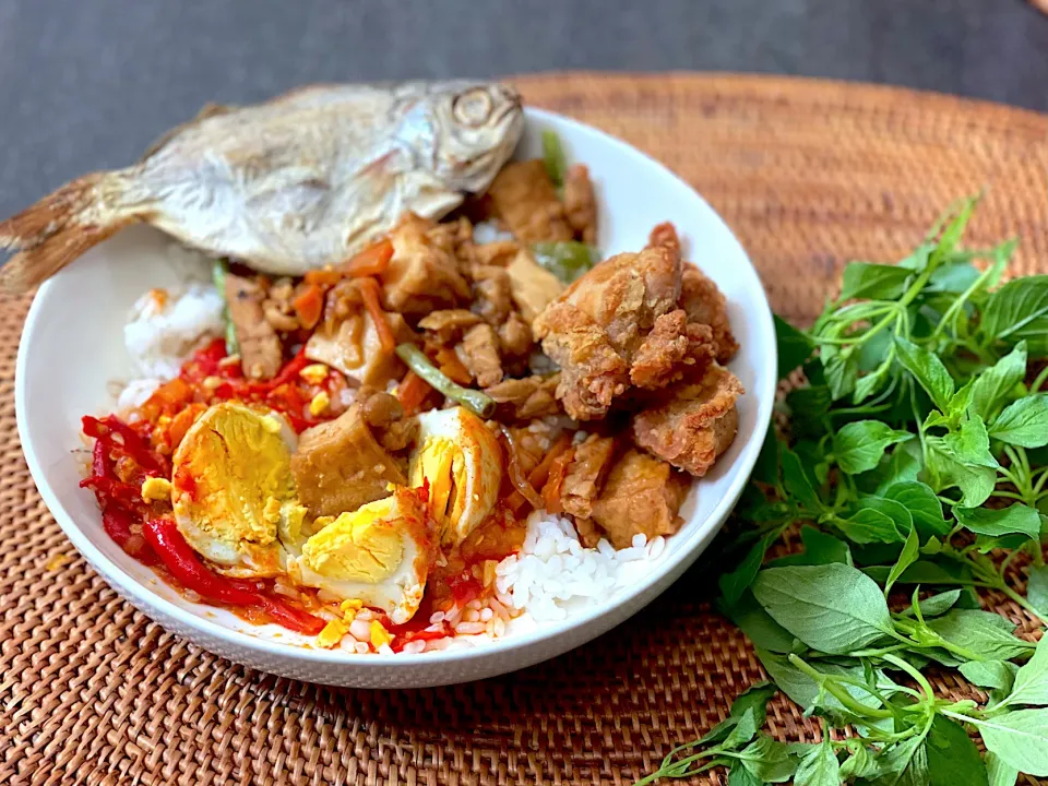 Nasi campur ikan asin|yeni kartikasariさん